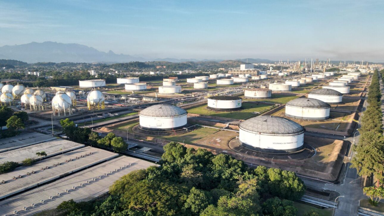 Petrobras produz lote inédito de SAF com óleo de soja certificado, antecipa regra de 2027 e mira reduzir emissões na aviação.