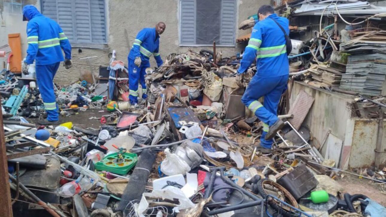 Idoso é levado a abrigo após Prefeitura retirar 17 toneladas de lixo de casa em São José dos Campos, com risco de dengue.