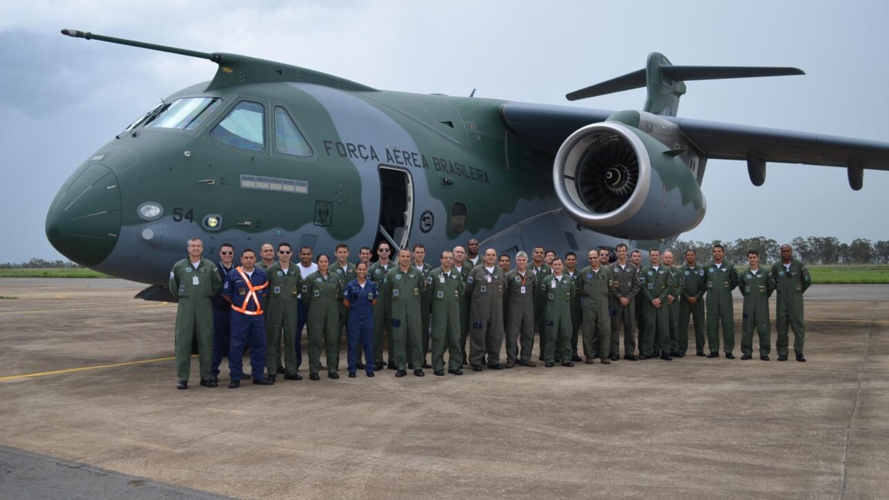 KC-390 Millennium da Embraer combina velocidade, carga de 26 toneladas e operação em pistas difíceis no transporte militar global.