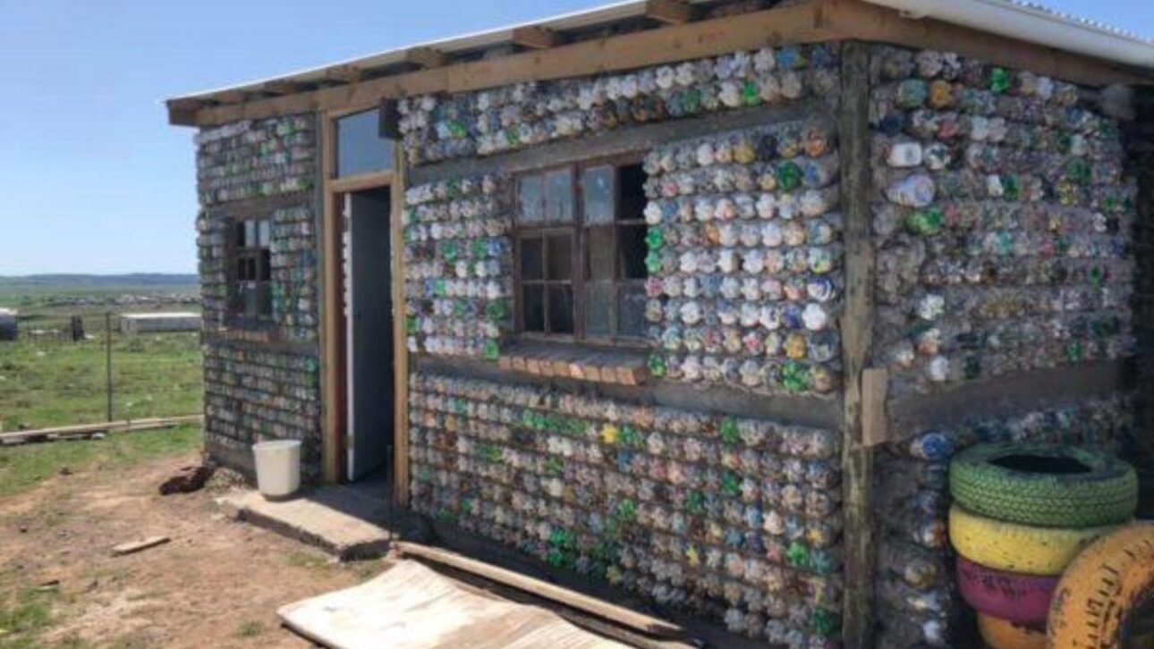Casa em Tarumirim usa 10 mil garrafas PET e mostra como plástico reaproveitado pode ganhar função permanente na construção sustentável.