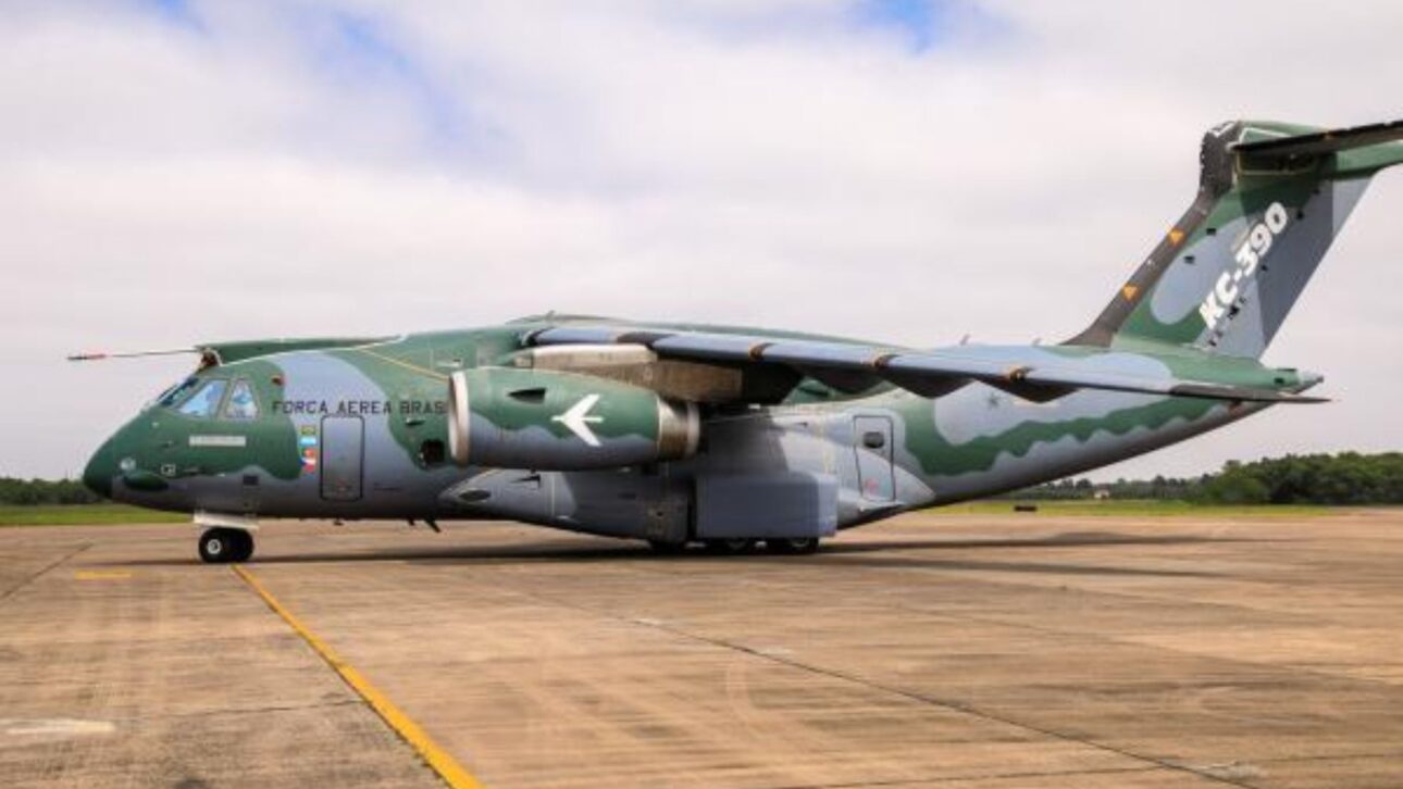 KC-390 Millennium da Embraer combina velocidade, carga de 26 toneladas e operação em pistas difíceis no transporte militar global.