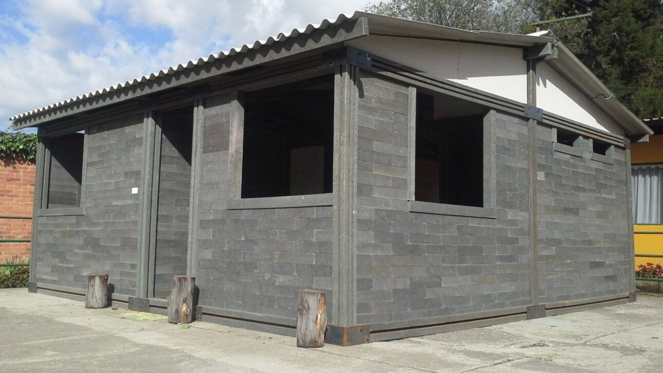 Entenda como casas de plástico reciclado no Brasil unem obra rápida, menos entulho e reaproveitamento de resíduos na construção civil.