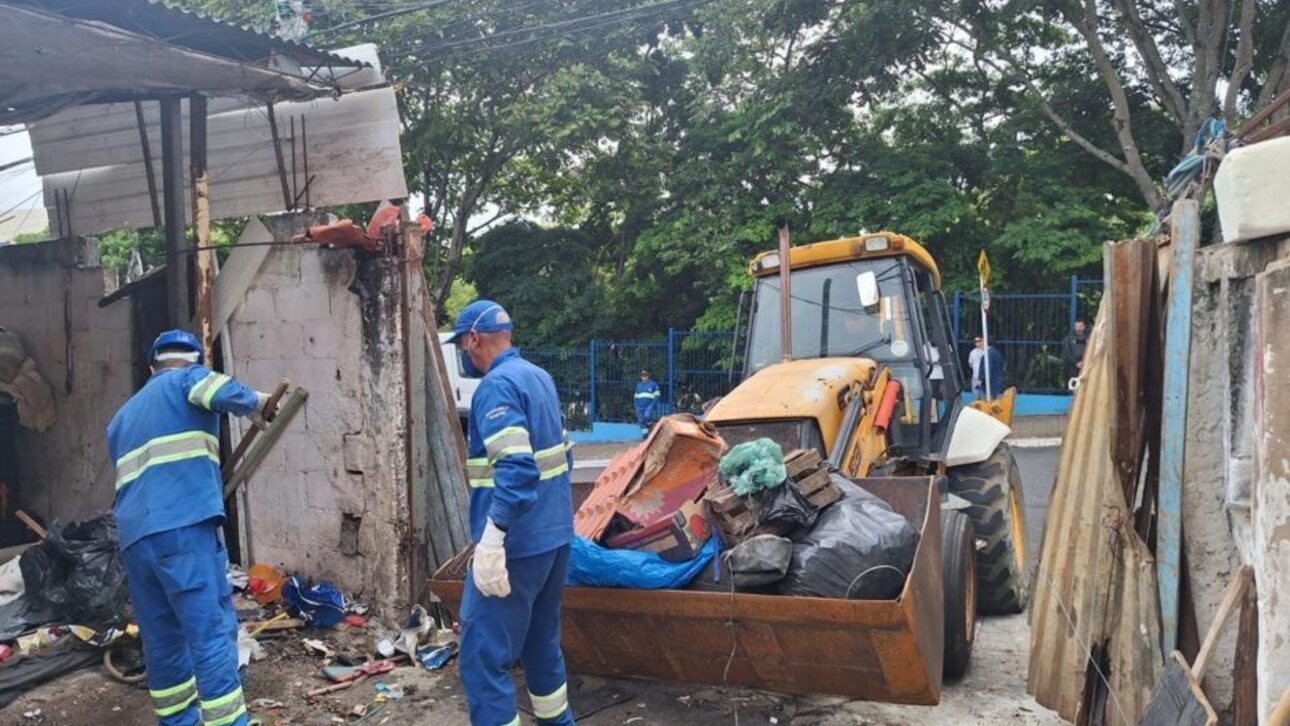 Idoso é levado a abrigo após Prefeitura retirar 17 toneladas de lixo de casa em São José dos Campos, com risco de dengue.