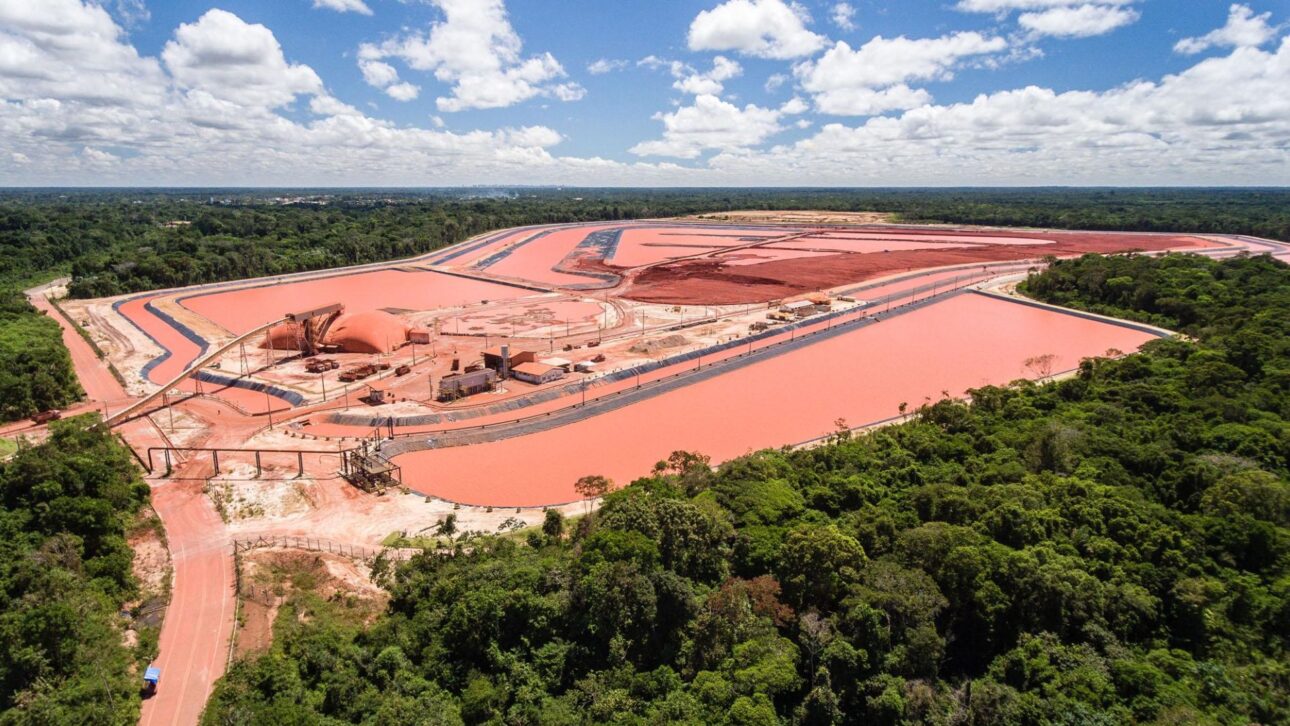 Projeto no Pará transforma lama vermelha da bauxita em ferro de baixo carbono e mira novo uso para rejeitos da alumina.