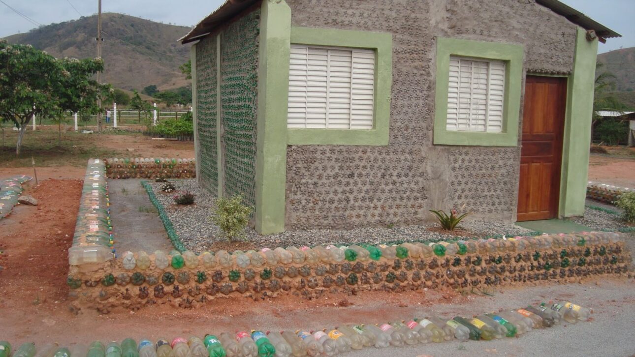 Casa em Tarumirim usa 10 mil garrafas PET e mostra como plástico reaproveitado pode ganhar função permanente na construção sustentável.