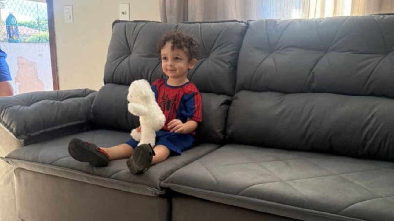 Menino de 2 anos compra sofá de R$ 1.957 pelo celular da mãe em aplicativo; família descobre pedido só quando entregador chega.