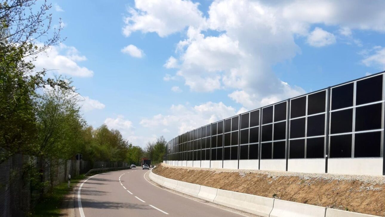 Luxemburgo quer usar bordas de autoestradas, barreiras acústicas e estacionamentos para gerar energia solar sem ocupar novas áreas.