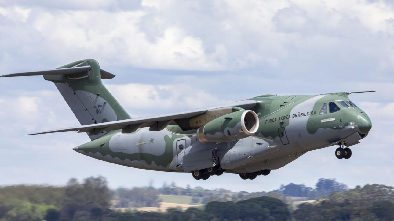 KC-390 Millennium da Embraer combina velocidade, carga de 26 toneladas e operação em pistas difíceis no transporte militar global.