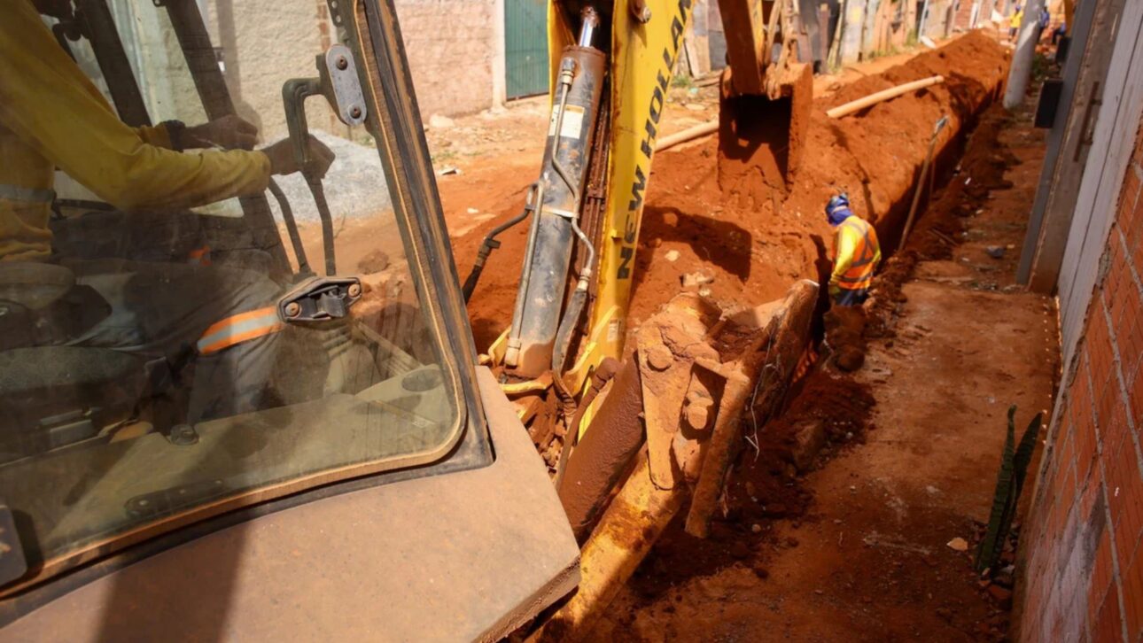 Obra de R$ 100 milhões levará água tratada, esgoto e drenagem para mais de 20 mil moradores de Santa Luzia, no DF. (Imagem: Metrópoles)