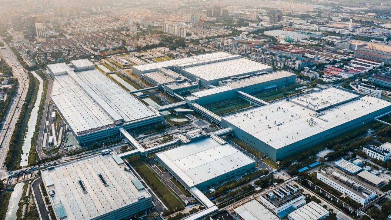 Volkswagen aposta em tecnologia chinesa, nova Amarok com SAIC e Tukan híbrida para enfrentar BYD e rivais no Brasil.