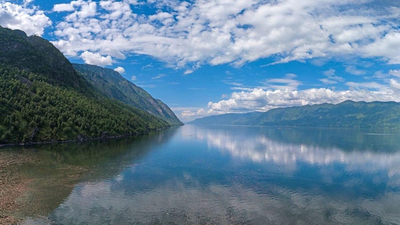Mergulhadores registram píer soviético submerso no Lago Teletskoye, preservado há mais de 30 anos em reserva da UNESCO na Sibéria russa.