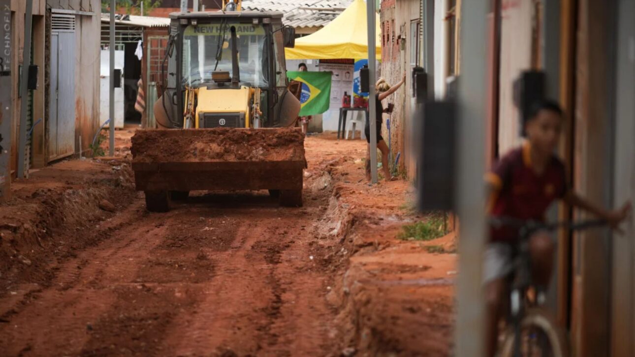Obra de R$ 100 milhões levará água tratada, esgoto e drenagem para mais de 20 mil moradores de Santa Luzia, no DF. (Imagem: Metrópoles)