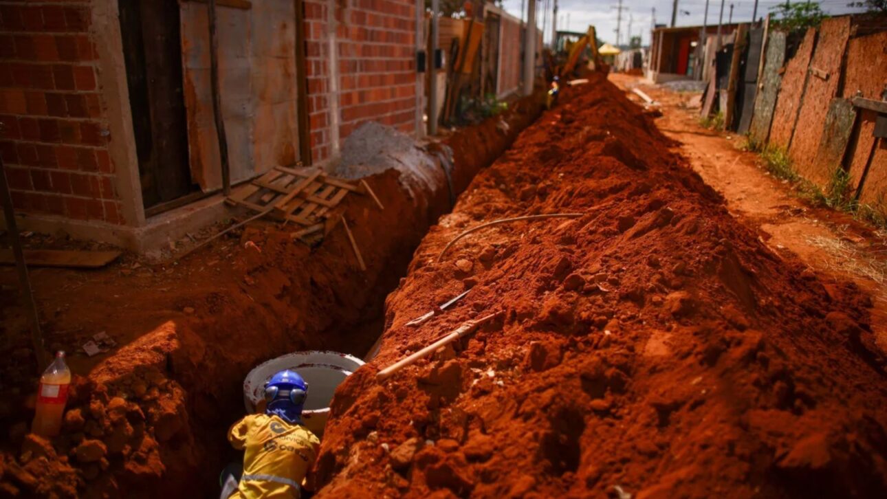 Obra de R$ 100 milhões levará água tratada, esgoto e drenagem para mais de 20 mil moradores de Santa Luzia, no DF. (Imagem: Metrópoles)