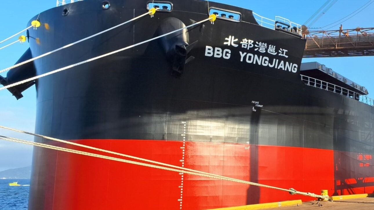 Navio chinês Yong Jiang estreia no Porto de São Francisco do Sul e volta à China com 66 mil toneladas de soja brasileira em viagem inaugural.