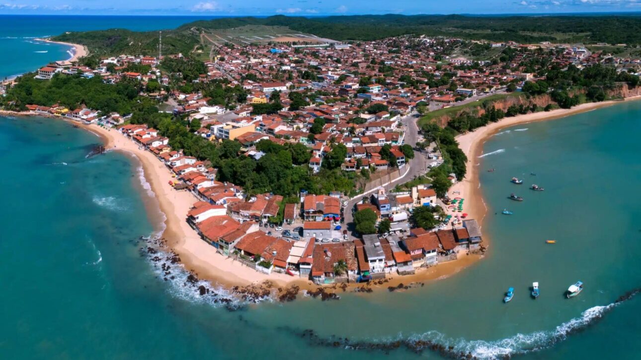 Baía Formosa vista do alto mostra litoral potiguar, mar azul e área costeira ligada ao turismo de luxo no Nordeste. (Imagem: Praiamar Hotéis).