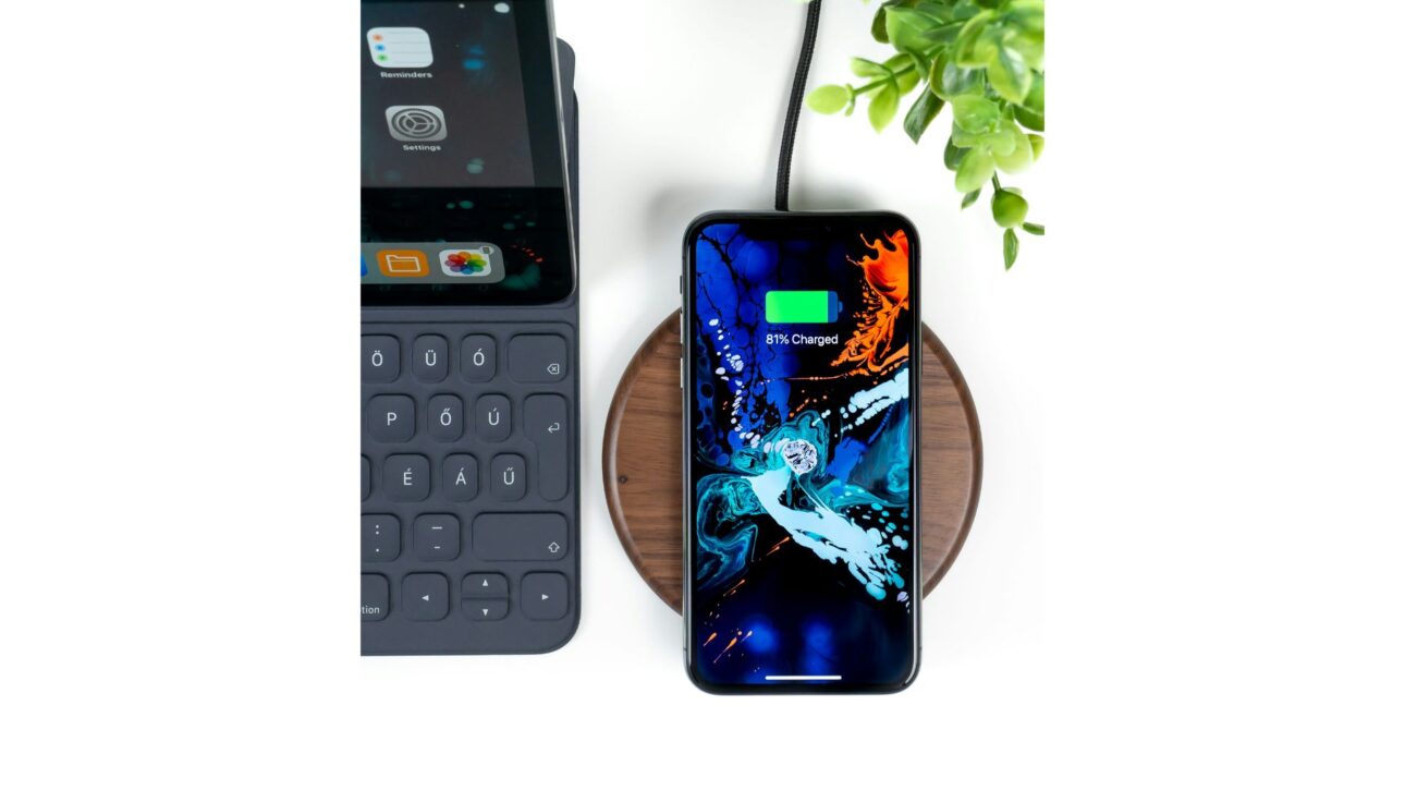 Entenda quando carregar o celular com capinha pode reter calor, afetar a recarga e reduzir a vida útil da bateria.