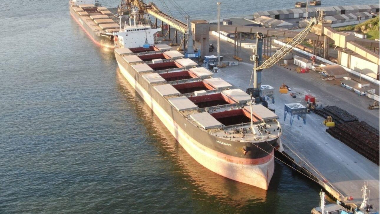 Navio chinês Yong Jiang estreia no Porto de São Francisco do Sul e volta à China com 66 mil toneladas de soja brasileira em viagem inaugural.