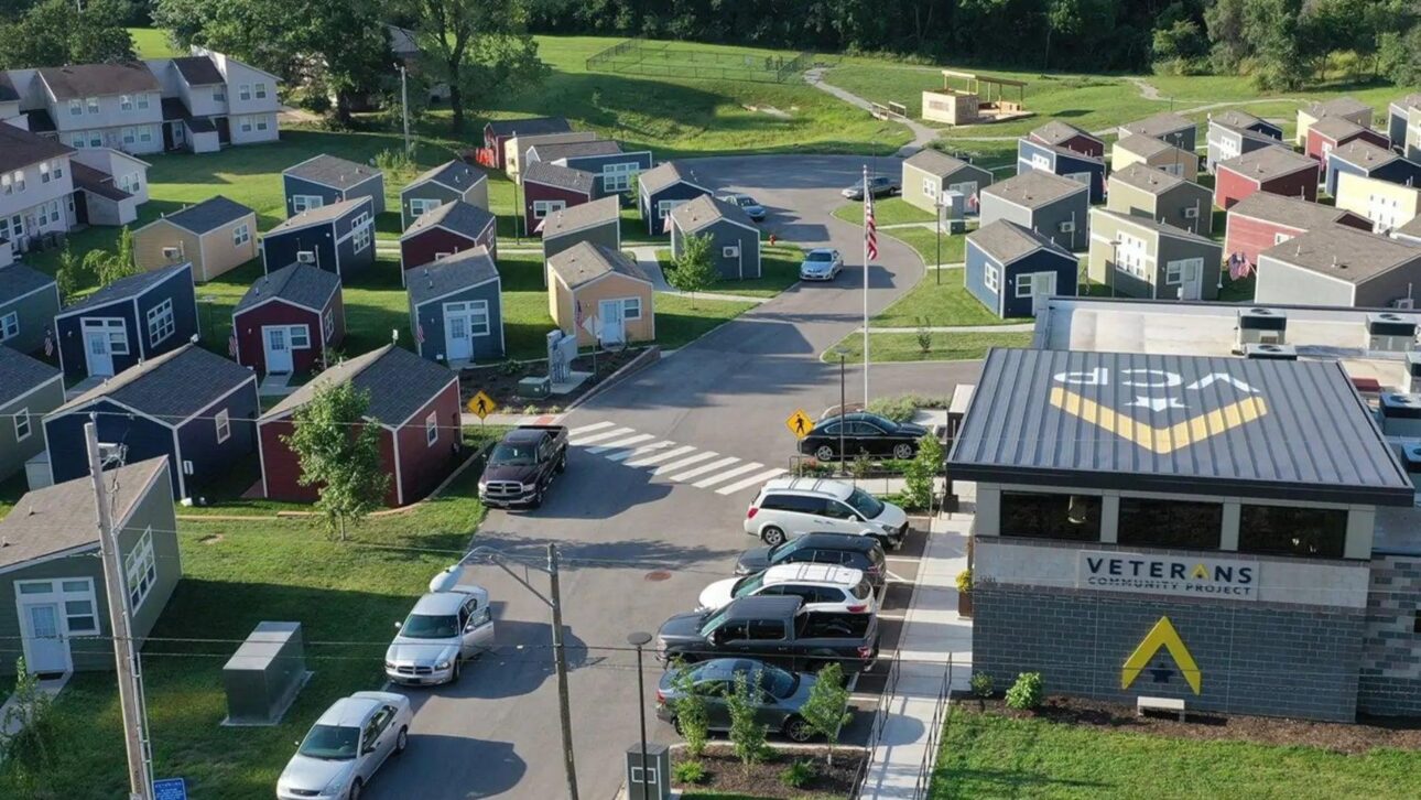 Dallas aprovou vila com 50 microcasas para veteranos sem-teto, com moradia sem aluguel, apoio social e centro comunitário ao lado de hospital.