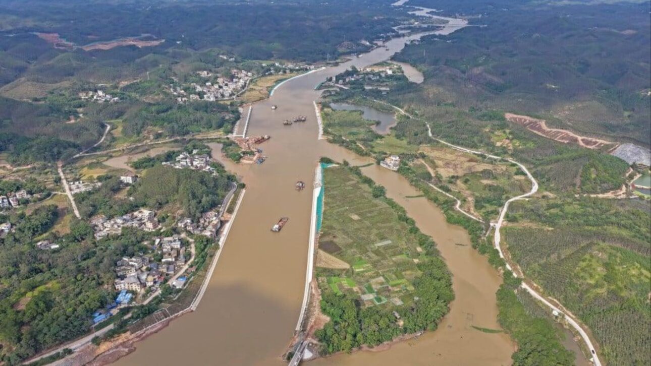 China inicia testes no Canal de Pinglu, obra de US$ 10,7 bilhões que promete reduzir rotas e acelerar o comércio asiático.