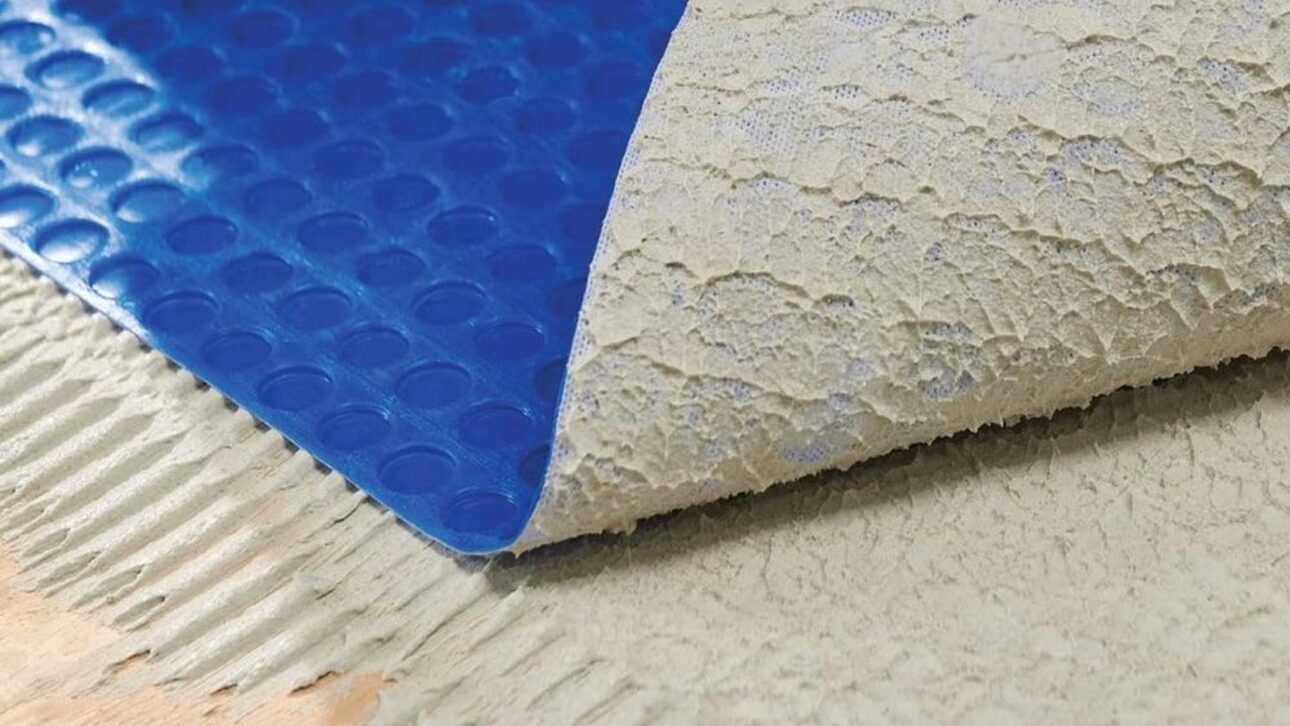 Manta azul de desacoplamento e impermeabilização é aplicada antes do piso cerâmico para isolar fissuras da base. (Imagem: Mapei/Global Trade)