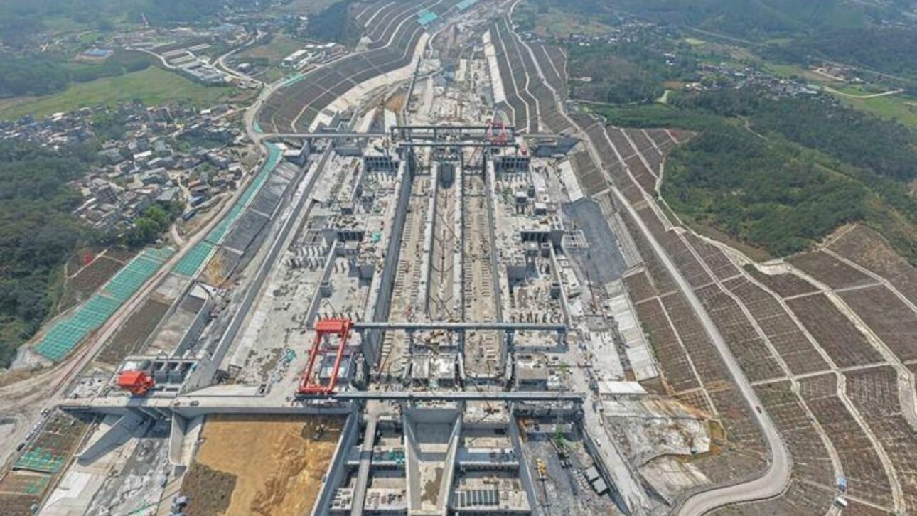 China inicia testes no Canal de Pinglu, obra de US$ 10,7 bilhões que promete reduzir rotas e acelerar o comércio asiático.