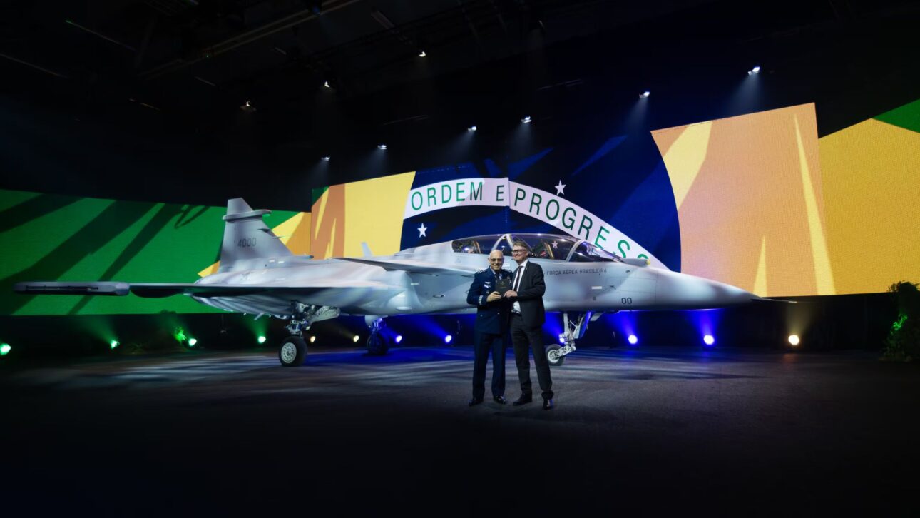 Gripen F da FAB, caça supersônico de dois lugares, atinge 2.470 km/h e será usado em treinamento e missões de combate no Brasil.