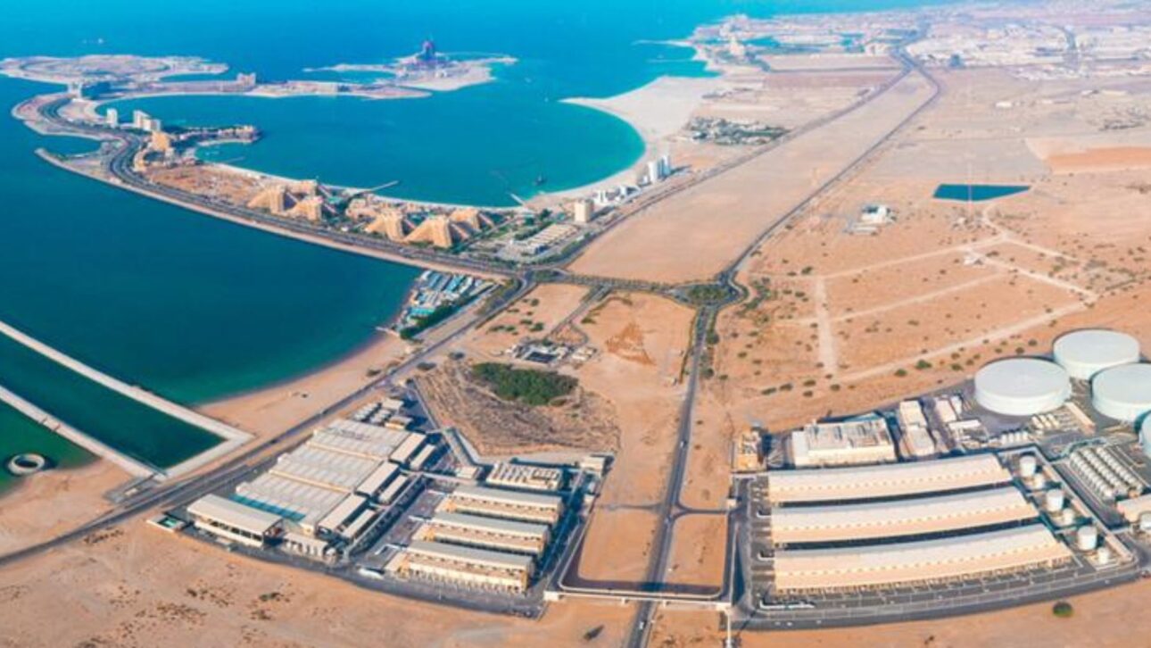 Usina em Umm Al Quwain usa osmose reversa para produzir até 681 milhões de litros de água potável por dia.
