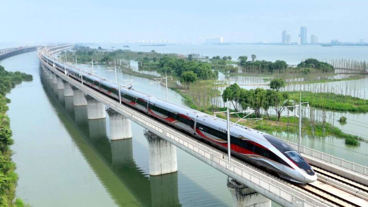 China avança com trem-bala a 350 km/h, rede de 50,4 mil km e testes do CR450 acima de 450 km/h.