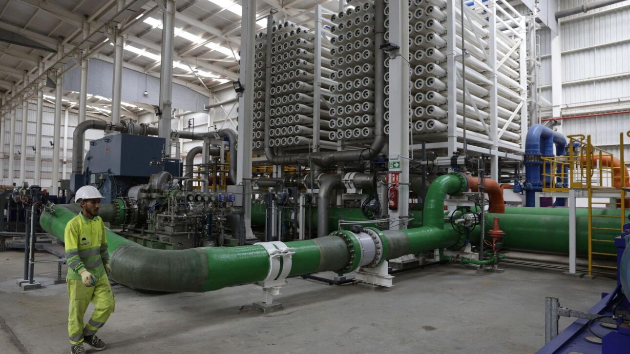 Marrocos investe em dessalinização para obter 60% da água potável do mar até 2030 e enfrentar secas com energia renovável e projeto bilionário.