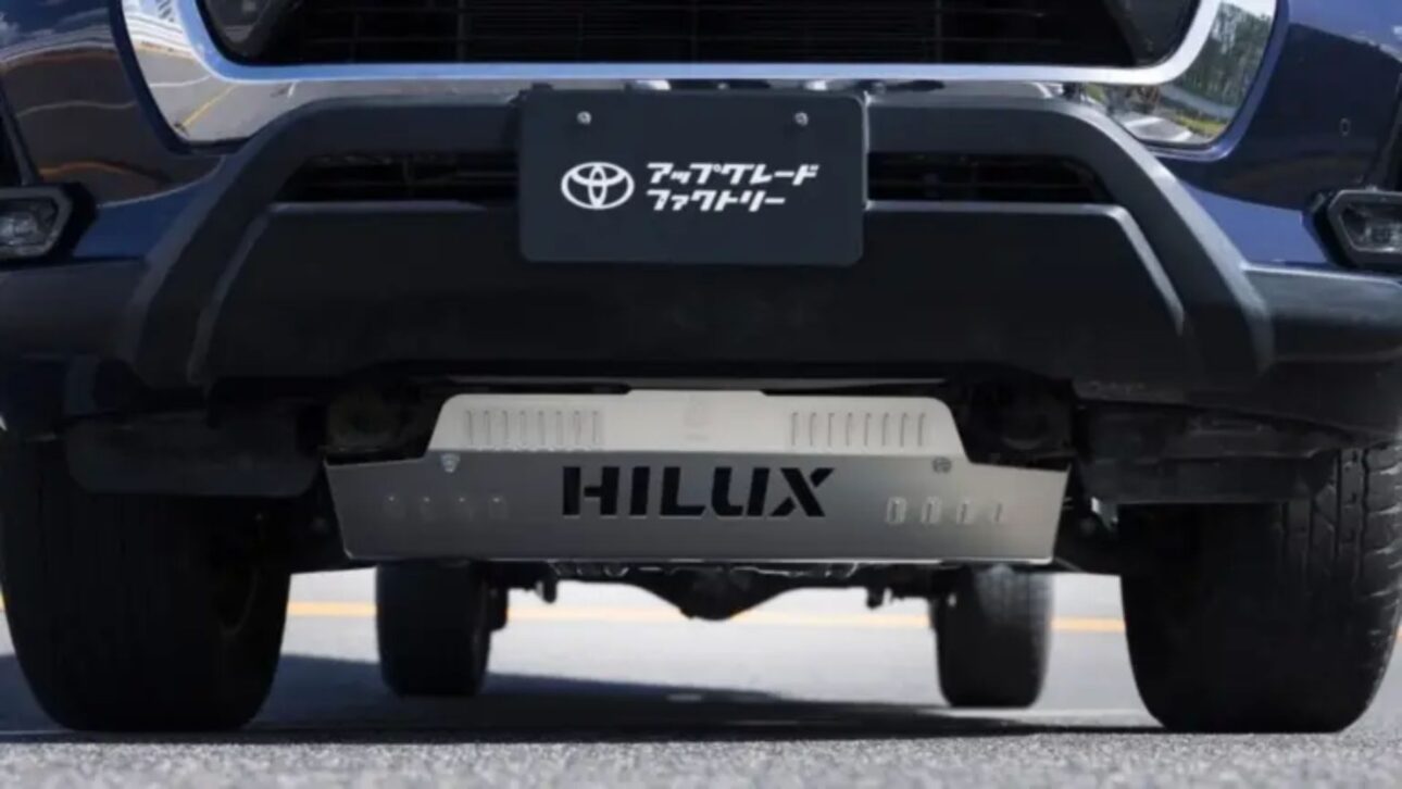 Toyota cria acessório para Hilux que promete reduzir vibrações e melhorar estabilidade com aletas de 5 mm sob a picape.