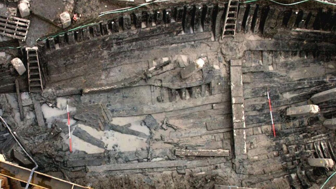 Operários acharam em Newport um navio medieval preservado na lama do Rio Usk, ligado ao comércio marítimo do século XV.