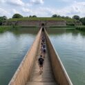 Ponte de Moisés, na Holanda, cria passagem entre águas em fosso histórico e atrai turistas ao Forte de Roovere.