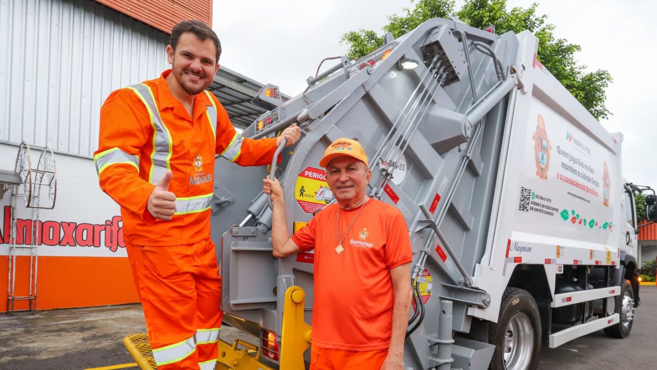 Prefeito de Manaus entrega caminhões de lixo, anuncia 500 garis e reforça limpeza pública com ato simbólico na capital.