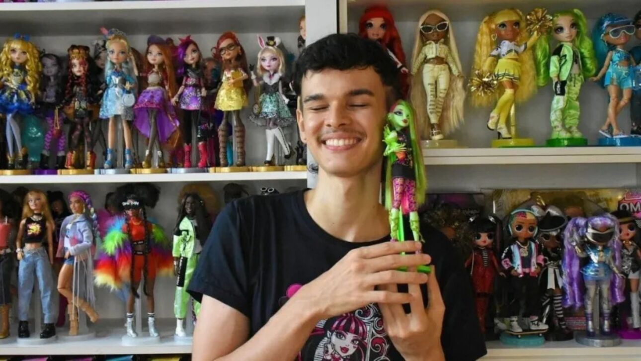 Aos 20 anos, Filipe deixou Artes Visuais na Ufes e transformou Barbies restauradas em arte, coleção e sucesso nas redes.