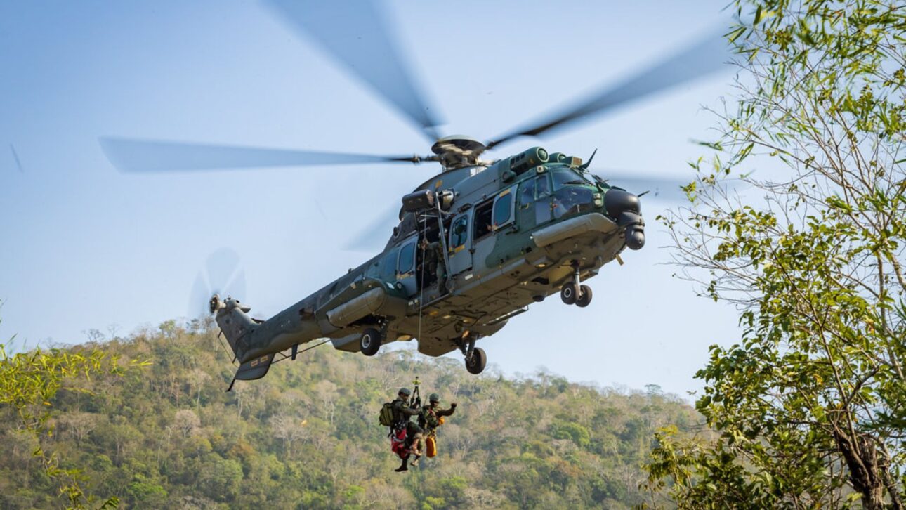 FAB usa H-36 Caracal em resgate com guincho no mar e retira dois tripulantes doentes de navio perto de Recife.