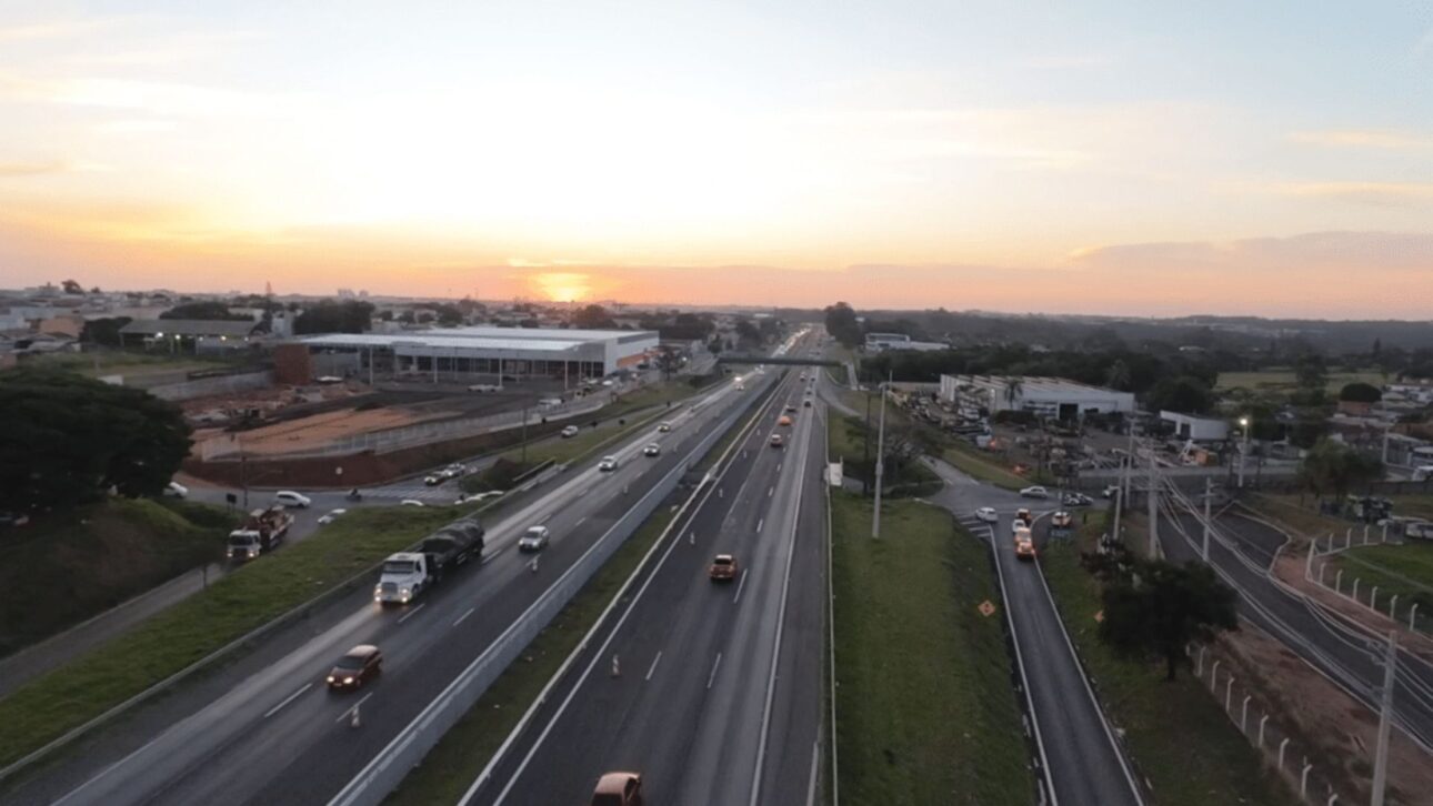 Governo de SP entrega R$ 343 milhões em obras na SP-310 e SP-318, com duplicação, terceiras faixas e viadutos reforçados.