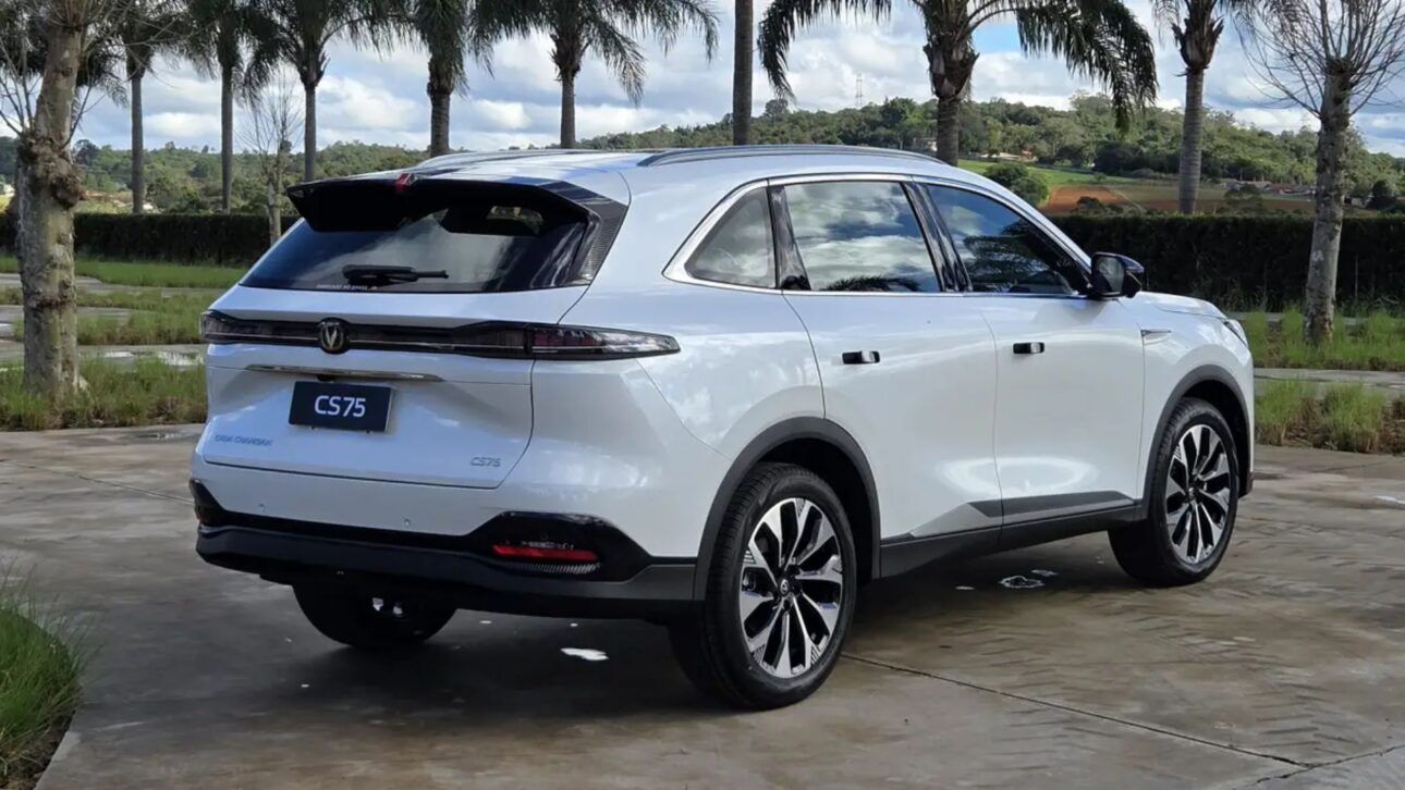 Caoa Changan CS75 chega por R$ 199.990 com motor 1.5 turbo flex, 4,77 m, porta-malas amplo e banco Zero Gravity.