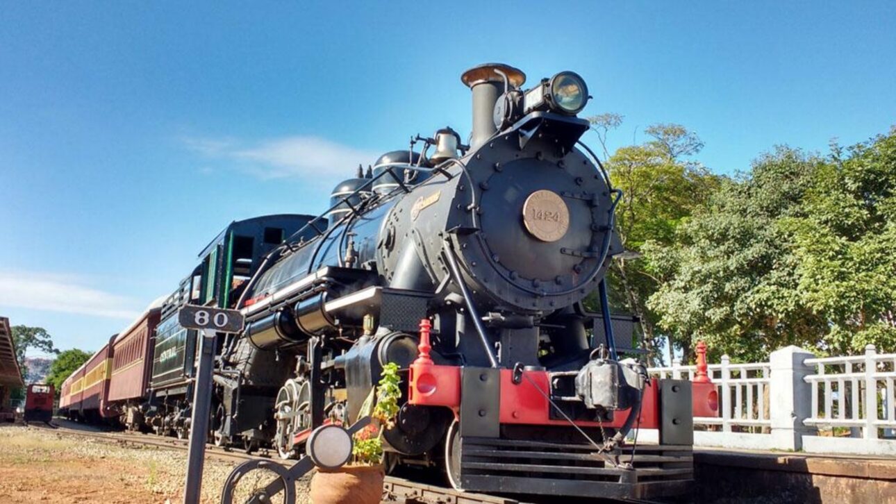 Trem das Águas leva turistas pela Serra da Mantiqueira em Maria Fumaça de 1927 com música ao vivo e parada histórica.