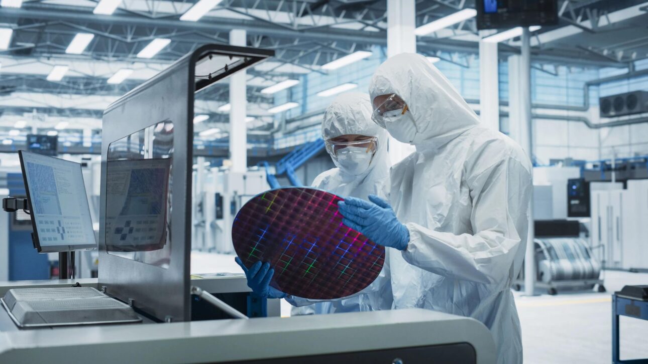 Indústria dos chips pode precisar de mais de 1 milhão de profissionais até 2030, mesmo com salários altos nos Estados Unidos.