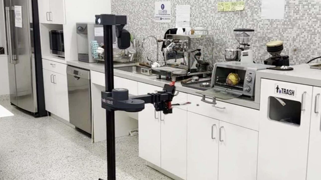 Pesquisadores usam iPhone preso a pegador barato para treinar robôs domésticos com dados coletados em casas reais nos EUA.