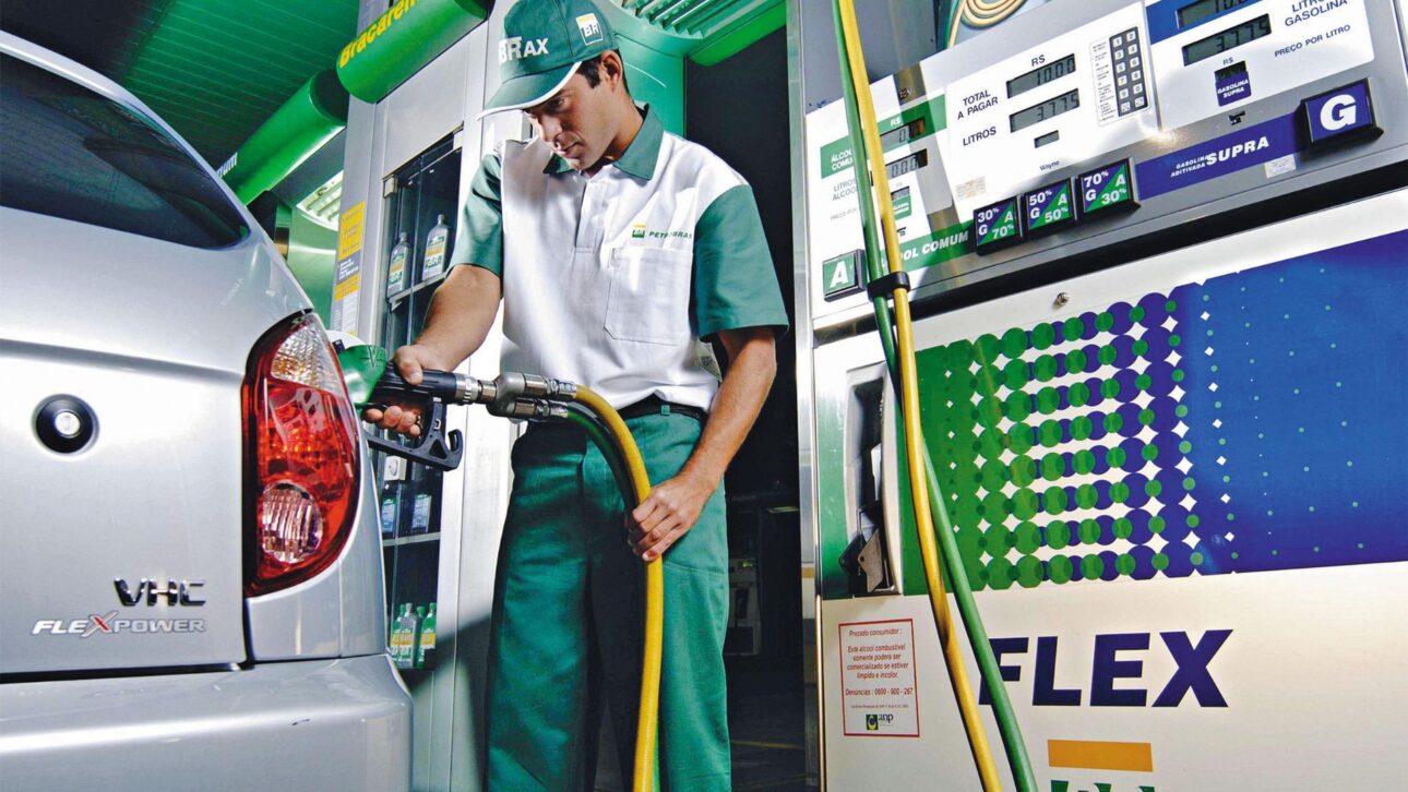 Etanol ganha vantagem sobre a gasolina em 199 cidades; veja como calcular o combustível mais econômico para carro flex.