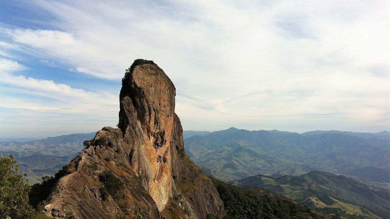 Conheça São Bento do Sapucaí, a Toscana brasileira, com a Pedra do Baú, azeites premiados, trilhas e paisagens da Serra da Mantiqueira.