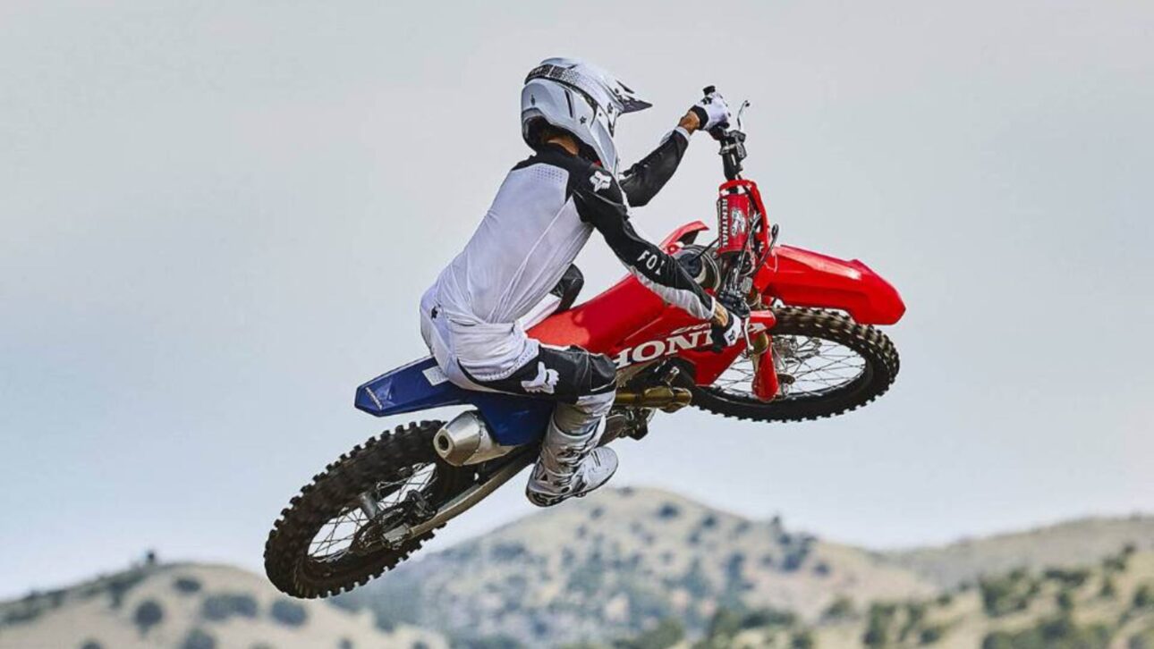Honda renova a linha CRF 2027 com motor 10% mais potente, chassi redesenhado e inédita versão HRC-WE inspirada nas motos de competição.
