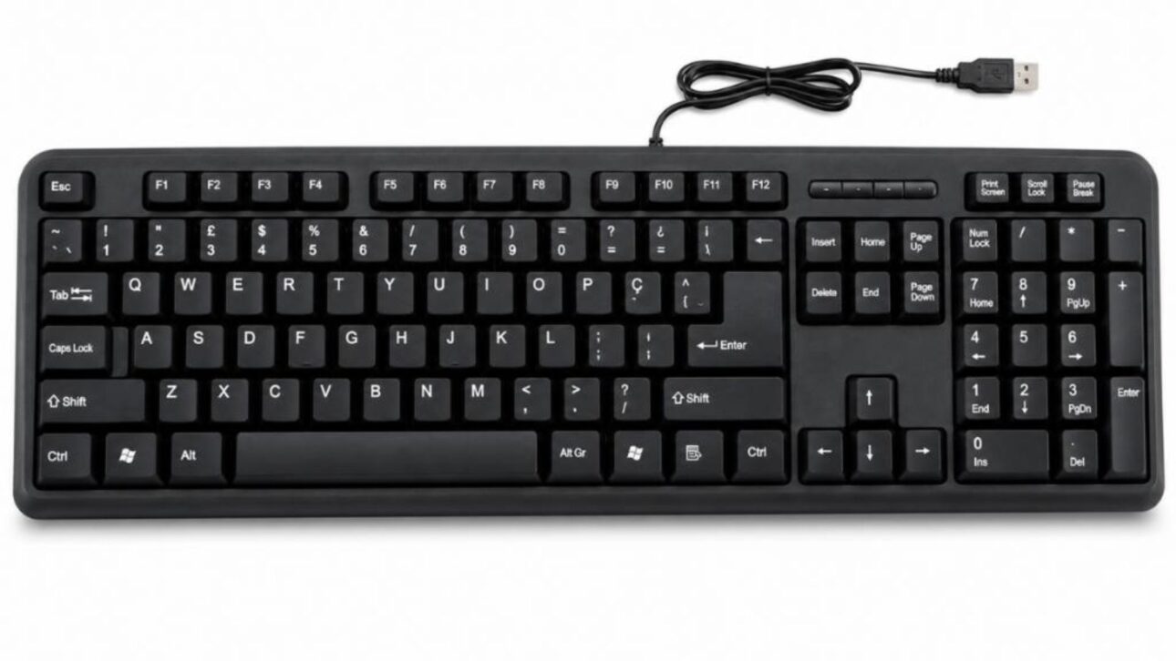 Entenda por que o teclado ABNT2 virou padrão no Brasil, com tecla Ç, acentos e layout que confunde usuários de notebooks importados.