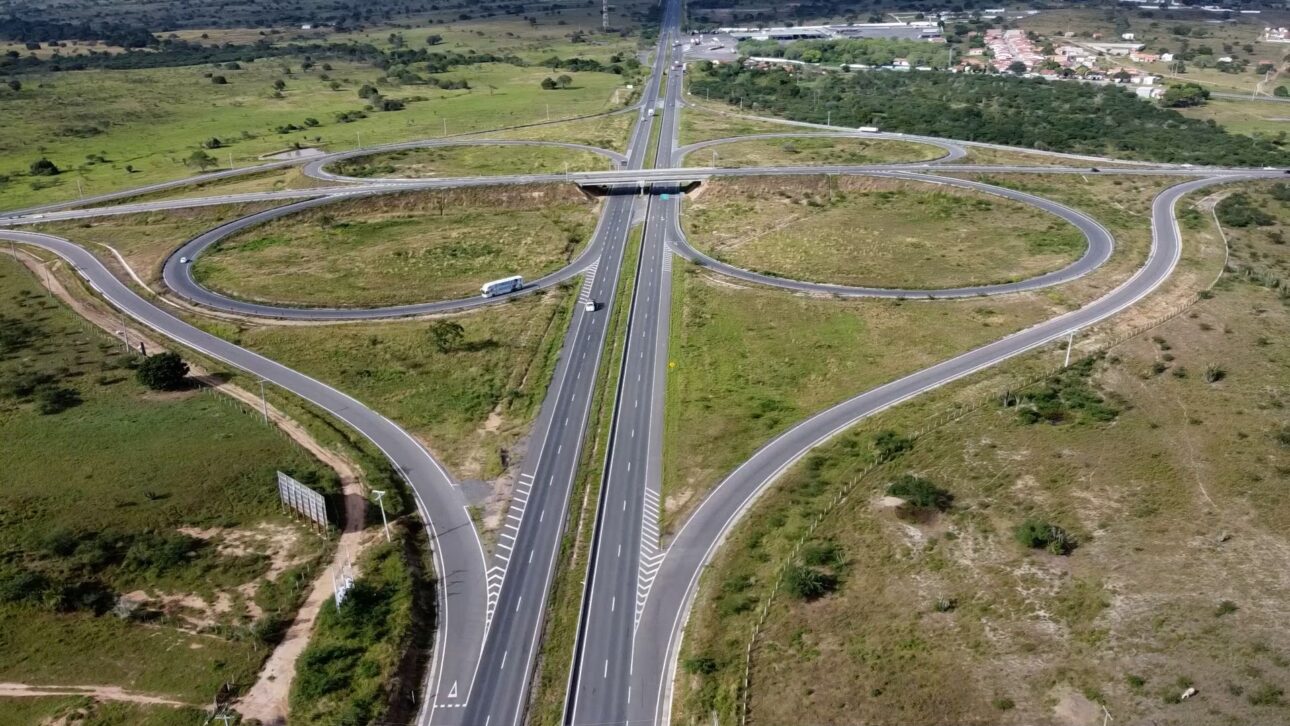 Duplicação da BR-116/BA mostra trecho modernizado em Feira de Santana, área ligada ao corredor rodoviário. (Imagem: DNIT/Governo Federal).