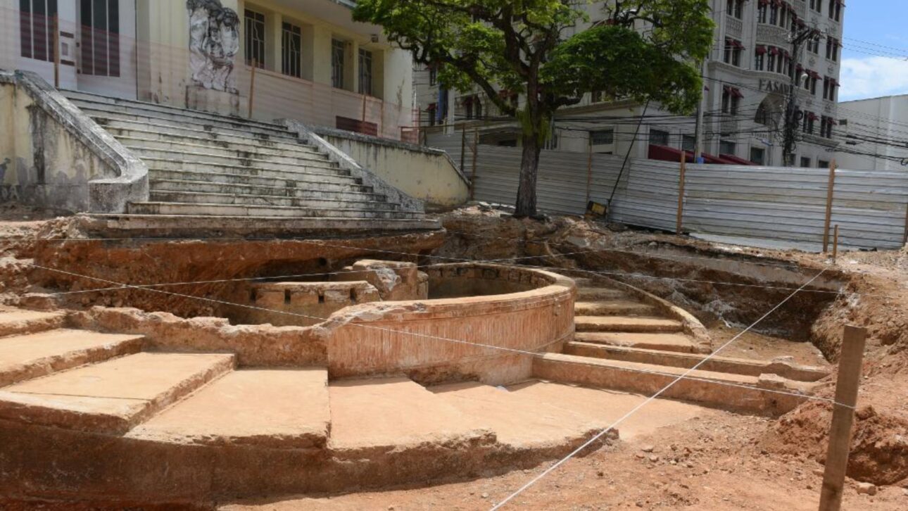 Ruínas do Teatro São João foram achadas sob a Praça Castro Alves, em Salvador, durante obras de requalificação no Centro.