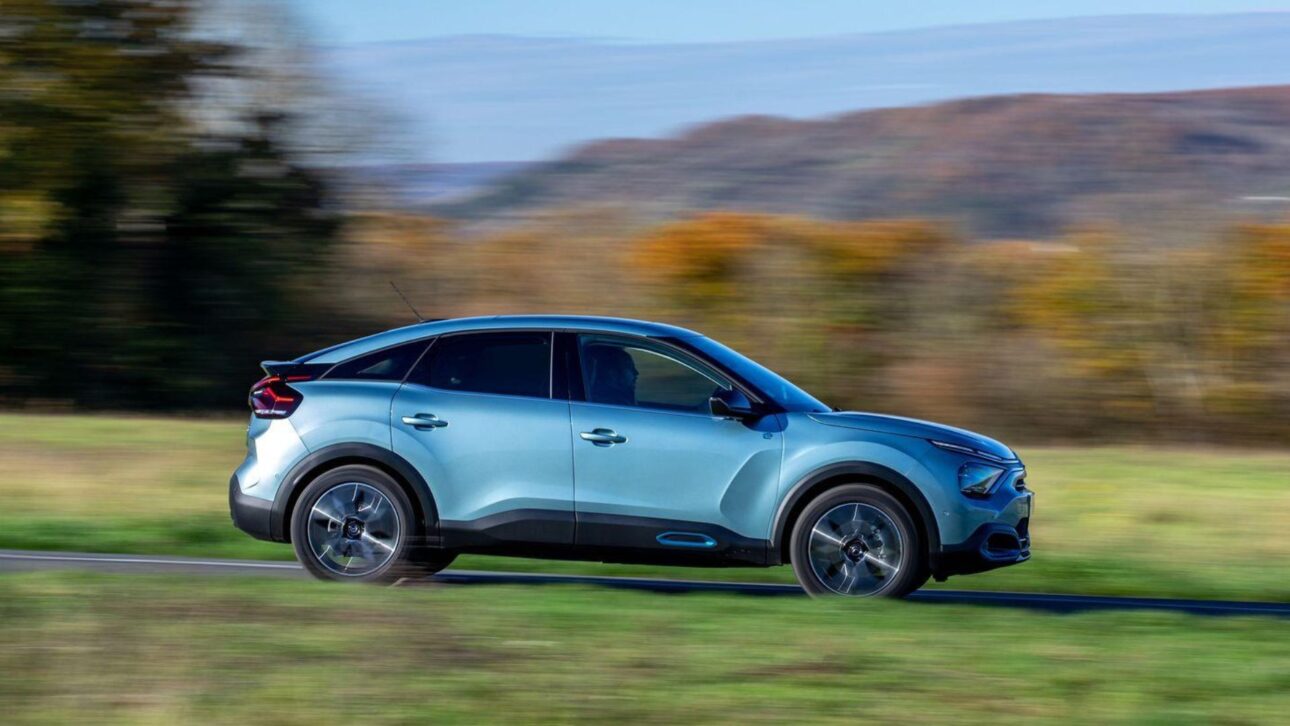 Novo Citroën ë-C4 tem até 350 km de autonomia, motor de 136 cv, bateria de 50 kWh e 20 assistentes de condução.