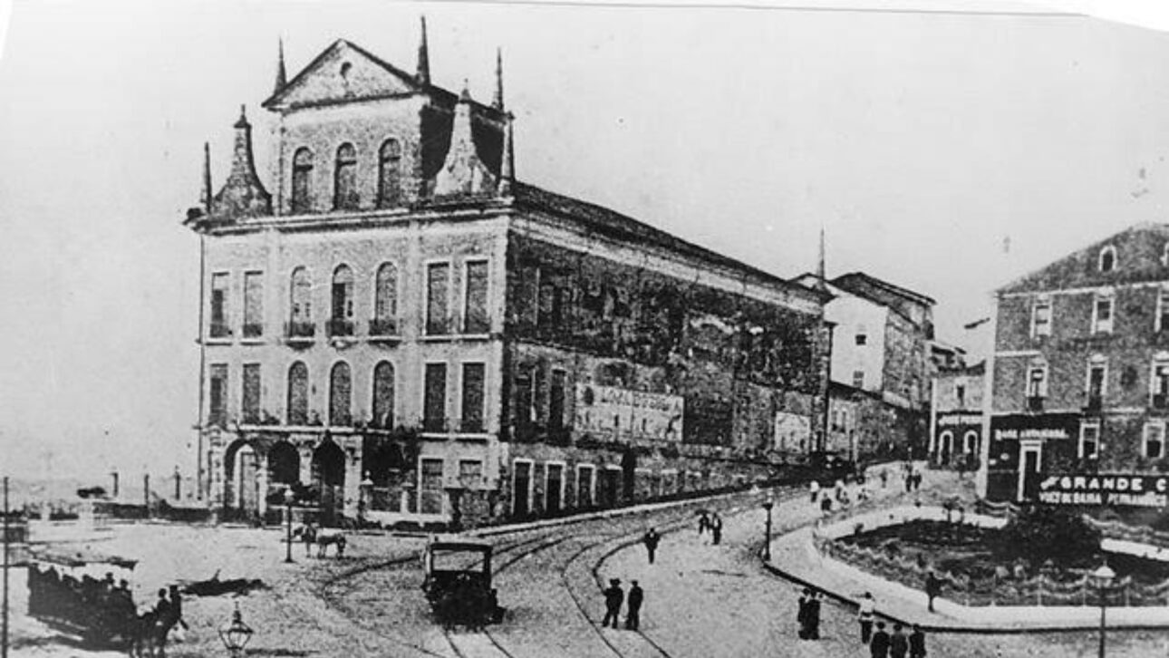 Ruínas do Teatro São João foram achadas sob a Praça Castro Alves, em Salvador, durante obras de requalificação no Centro.