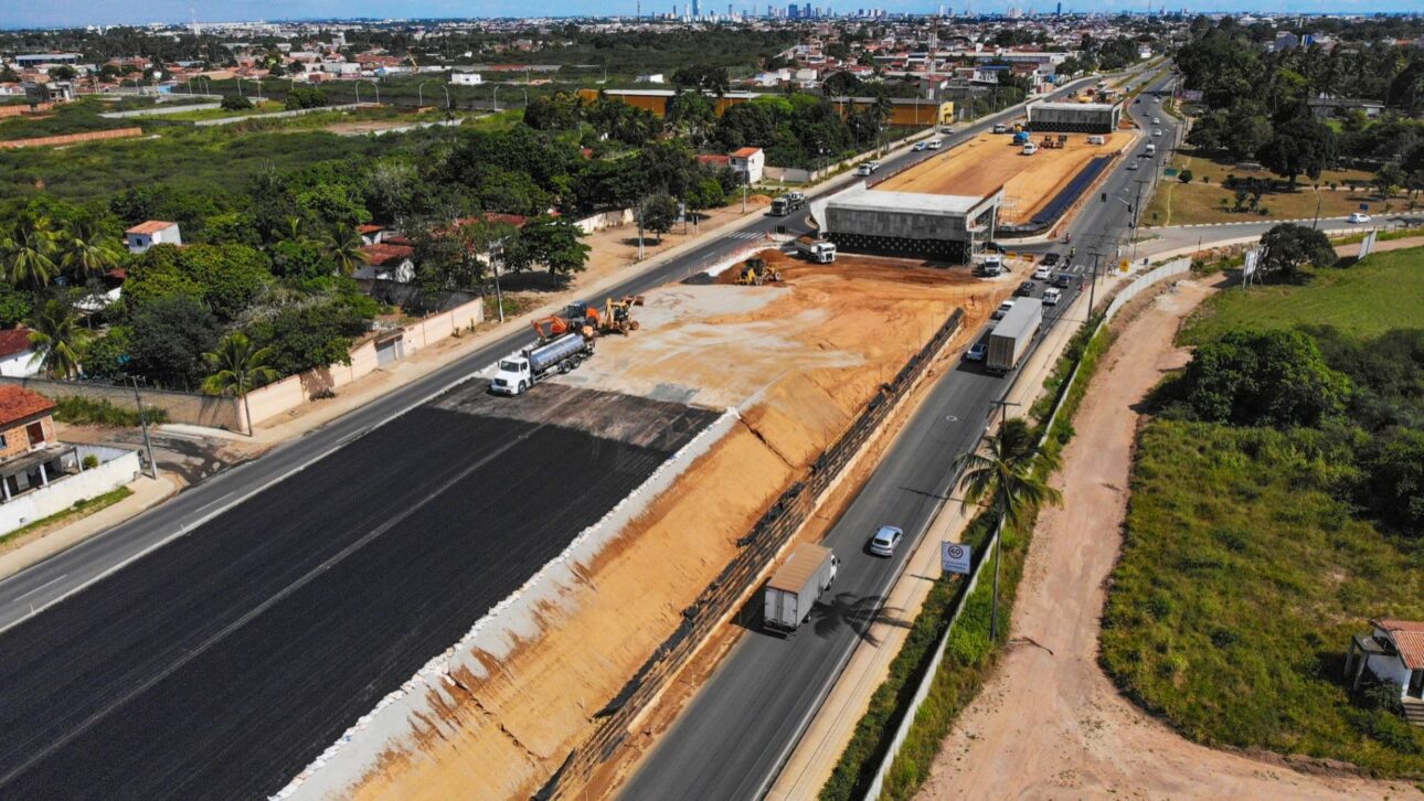 Obras na BR-116/BA em Feira de Santana mostram ampliação de capacidade no corredor rodoviário nordestino. (Imagem: DNIT/Governo Federal).