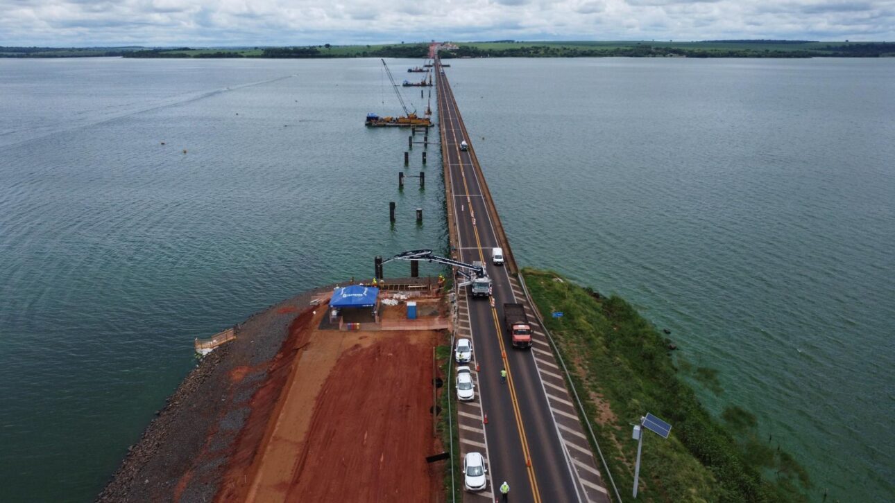 Obras da Ponte Engenheiro Gilberto Paim Pamplona avançam na SP-333 e prometem melhorar tráfego, segurança e logística regional em São Paulo.
